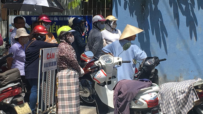 [-]Dân[-]Đà[-]Nẵng[-]"thấm[-]đòn"[-]với[-]nhiệt[-]độ[-]ngoài[-]trời[-]hơn[-]45[-]độ[-]C