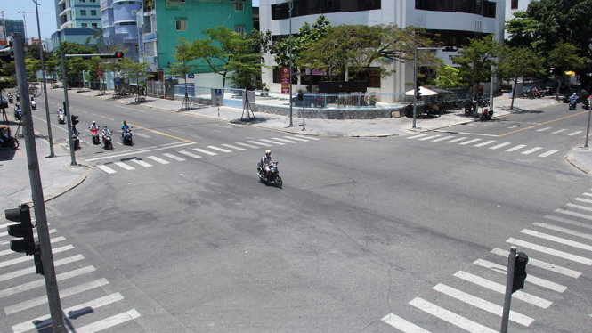 [-]Dân[-]Đà[-]Nẵng[-]"thấm[-]đòn"[-]với[-]nhiệt[-]độ[-]ngoài[-]trời[-]hơn[-]45[-]độ[-]C