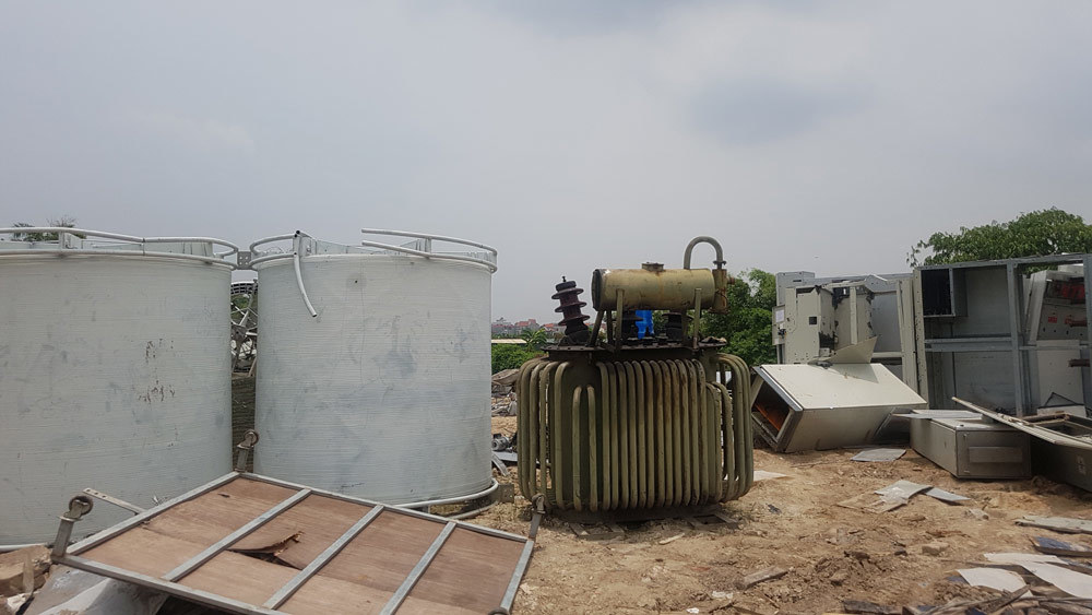 Rác[-]chứa[-]chất[-]gây[-]ung[-]thư,[-]vô[-]sinh[-]chềnh[-]ềnh[-]giữa[-]khu[-]dân[-]cư