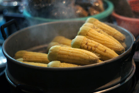 Luộc[-]ngô[-]bằng[-]pin,[-]muối[-]diêm:[-]Sao[-]nỡ[-]hại[-]người?