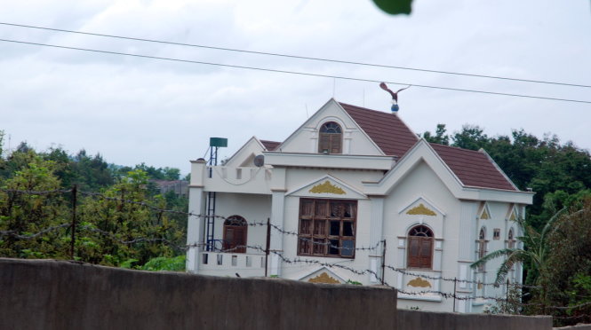 [-]Biệt[-]thự[-]trái[-]phép[-]của[-]phó[-]Ban[-]nội[-]chính[-]Đắk[-]Lắk[-]có[-]gì?