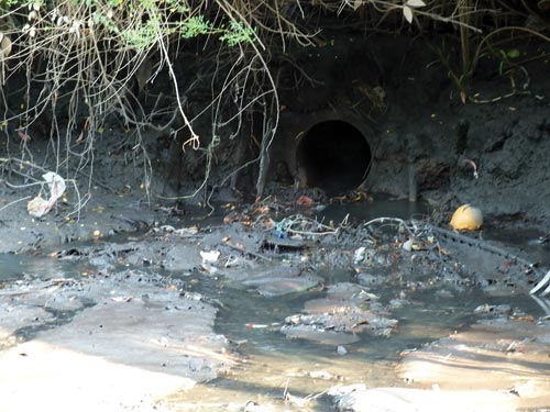 Ống[-]cống[-]từ[-]Công[-]ty[-]Viguato[-]liên[-]tục[-]rỉ[-]nước[-]đen[-]ra[-]kênh