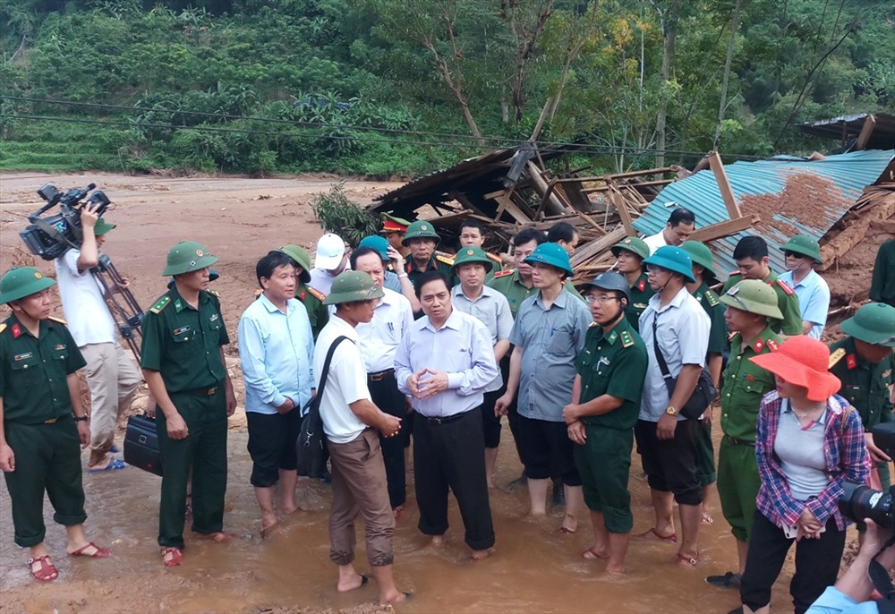 Đồng[-]chí[-]Phạm[-]Minh[-]Chính[-]thăm[-]bà[-]con[-]vùng[-]lũ[-]Mường[-]Lát[-](Thanh[-]Hóa)
