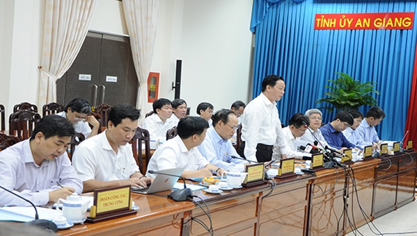 Quỹ[-]BVMTVN[-]hỗ[-]trợ[-]kinh[-]phí[-]cho[-]tỉnh[-]An[-]Giang[-]khắc[-]phục[-]tình[-]hình[-]sạt[-]lở[-]bờ[-]sông