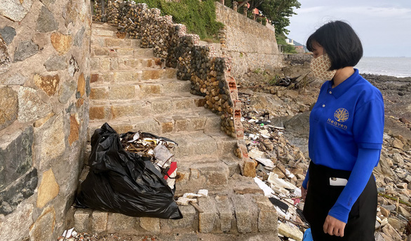 Thu[-]hồi[-]giấy[-]kinh[-]doanh[-]qu&aacute;n[-]c&agrave;[-]ph&ecirc;[-]c&oacute;[-]nh&acirc;n[-]vi&ecirc;n[-]đẩy[-]r&aacute;c[-]xuống[-]biển