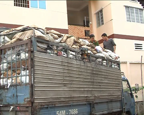 Bắt[-]1[-]xe[-]chở[-]rác[-]thải[-]công[-]nghiệp[-]đi[-]đổ[-]bậy