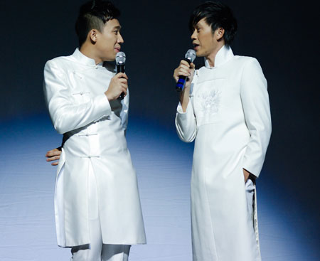 Thanh[-]Tuyền[-]nghẹn[-]ngào,[-]Hoài[-]Linh[-]giở[-]'miếng[-]hài'