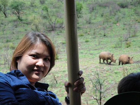 Du[-]khách[-]chụp[-]ảnh[-]cùng[-]tê[-]giác.[-]Ảnh:[-]Trí[-]Đường.