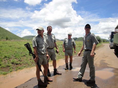 Du[-]khách[-]chụp[-]ảnh[-]cùng[-]tê[-]giác.[-]Ảnh:[-]Trí[-]Đường.