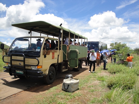 Du[-]khách[-]chụp[-]ảnh[-]cùng[-]tê[-]giác.[-]Ảnh:[-]Trí[-]Đường.