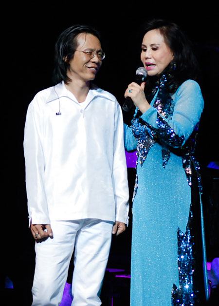 Thanh[-]Tuyền[-]nghẹn[-]ngào,[-]Hoài[-]Linh[-]giở[-]'miếng[-]hài'