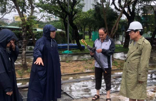 Chủ[-]tịch[-]Đà[-]Nẵng[-]kêu[-]gọi[-]người[-]dân[-]dọn[-]rác[-]sau[-]mưa[-]lũ[-]lịch[-]sử