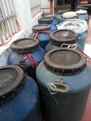 Một[-]số[-]thùng[-]còn[-]ghi[-]cả[-]tiếng[-]Trung[-]ở[-]bên[-]ngoài.[-]Ảnh:[-]Thái[-]Thịnh.