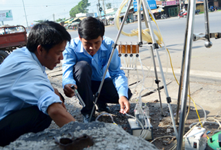 L&ecirc;[-]Tấn[-]Phi[-](tr&aacute;i)[-]v&agrave;[-]Nguyễn[-]Thanh[-]H&ograve;a[-]chuẩn[-]bị[-]m&aacute;y[-]m&oacute;c[-]tại[-]chốt[-]giao[-]th&ocirc;ng[-]ng&atilde;[-]tư[-]Dầu[-]Kh&iacute;[-](Nhơn[-]Trạch,[-]Đồng[-]Nai)[-]