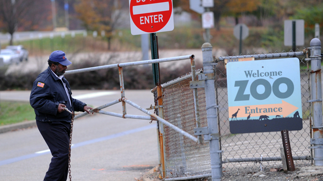 Rơi[-]vào[-]vườn[-]thú,[-]bé[-]2[-]tuổi[-]chết[-]thương[-]tâm