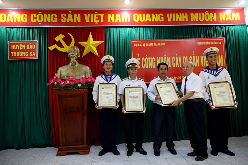 Hội[-]BVTN&MT[-]Việt[-]Nam[-]trao[-]bằng[-]công[-]nhận[-]4[-]cây[-]di[-]sản[-]ở[-]Trường[-]Sa