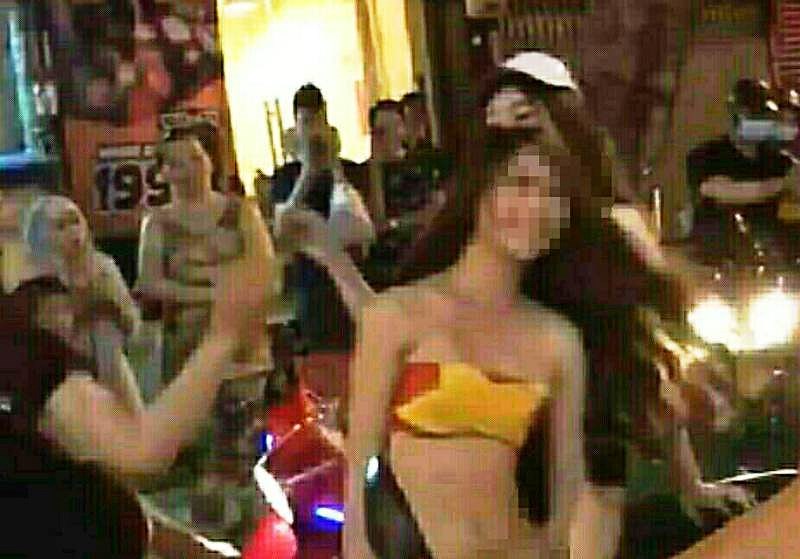 Quấn[-]quốc[-]kỳ[-]như[-]áo[-]tắm[-]đi[-]“bão”[-]có[-]bị[-]tội?