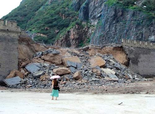 Đoạn[-]Vạn[-]Lý[-]Trường[-]Thành[-]dài[-]hơn[-]30m[-]vừa[-]bị[-]đổ[-]sập.