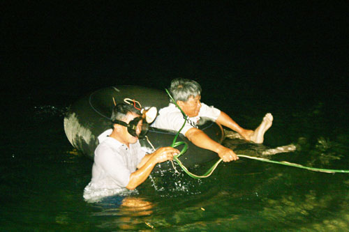 “Đội”[-]vớt[-]xác[-]ở[-]làng[-]chài[-]Hóa[-]An[-]