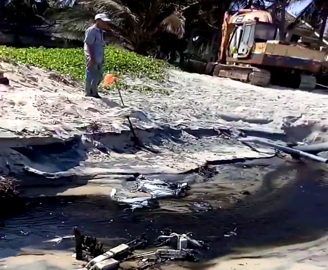 [-]Khách[-]Tây[-]bức[-]xúc[-]vì[-]nước[-]đen[-]ngòm,[-]hôi[-]thối[-]xả[-]ra[-]biển[-]Mũi[-]Né