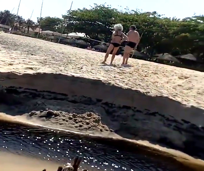 [-]Khách[-]Tây[-]bức[-]xúc[-]vì[-]nước[-]đen[-]ngòm,[-]hôi[-]thối[-]xả[-]ra[-]biển[-]Mũi[-]Né