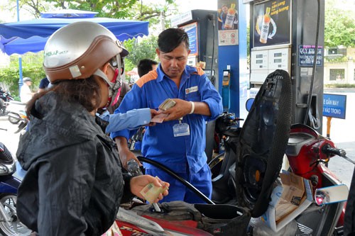Tăng[-]thuế[-]xăng[-]dầu:[-]Dân[-]nghèo[-]sao[-]chịu[-]nổi!