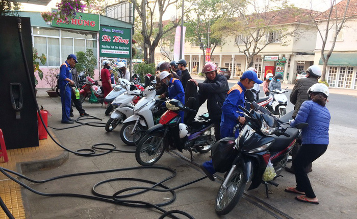 Tăng[-]thuế[-]bảo[-]vệ[-]môi[-]trường[-]xăng[-]dầu,[-]người[-]tiêu[-]dùng[-]lãnh[-]đủ