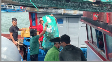 Vận động ngư dân đưa rác về bờ và câu chuyện thay đổi hành vi ở tỉnh Phú Yên