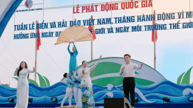 Ra quân làm sạch bờ biển Cửa Lò - giảm thiểu rác thải đại dương